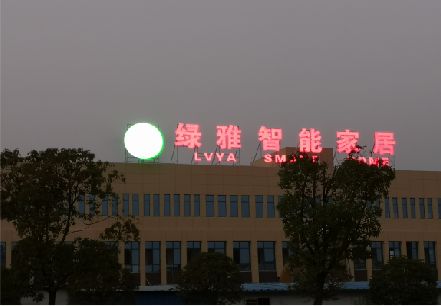 社旗楼顶冲孔发光字是怎么安装的?