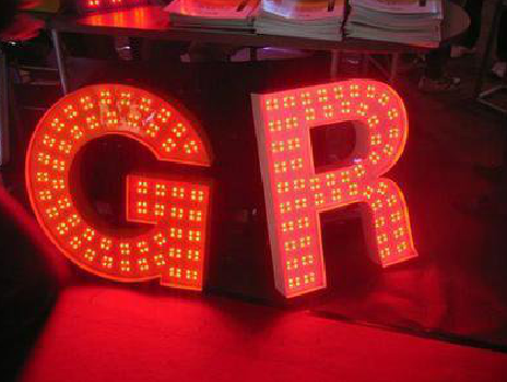 社旗LED发光字常见的安装误区。